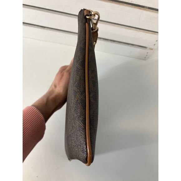 MICHAEL KORS LARGE BROWN, TAN SIGNATURE PRINT WRISTLET - Picture 5 of 11